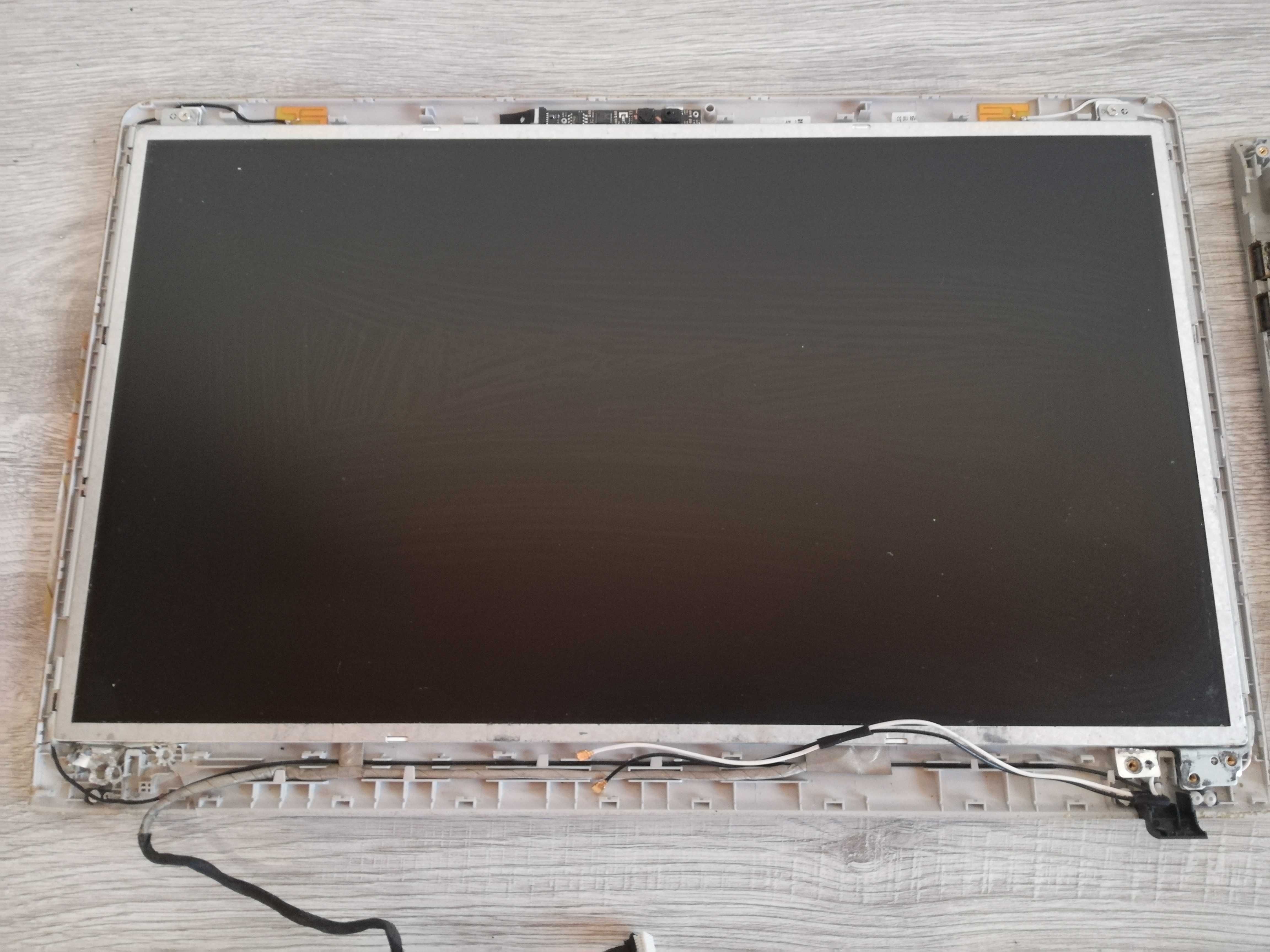 Samsung NP270E5V-K03BG работещ със счупена панта