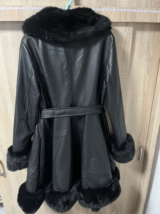 Vand haina noua de blana culoarea negru