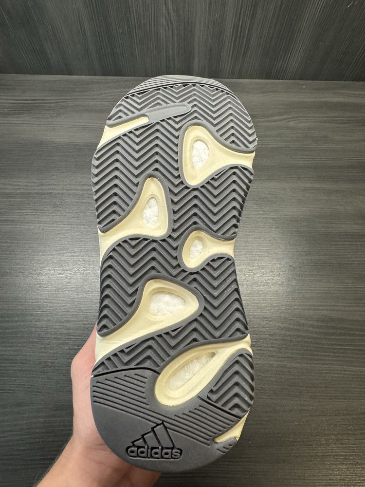 Adidasi Adidas Yeezy 700 Analog