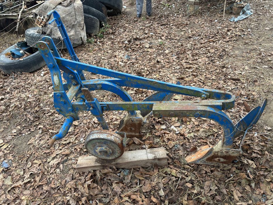 Tractor cu remorcă si plug