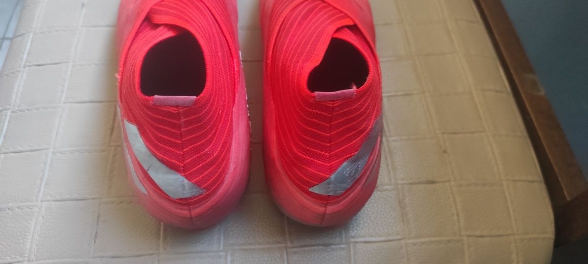 Adidas Nemeziz 19+.н.39
Брайън Бърн