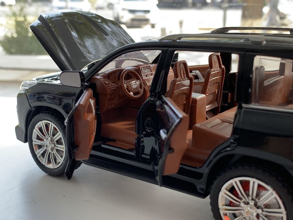 Modelka Lexus LX570