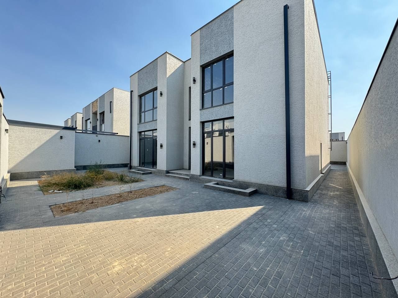 Продам большой коттедж 5,2 соток, 10 комнат, ор-р: Узбум