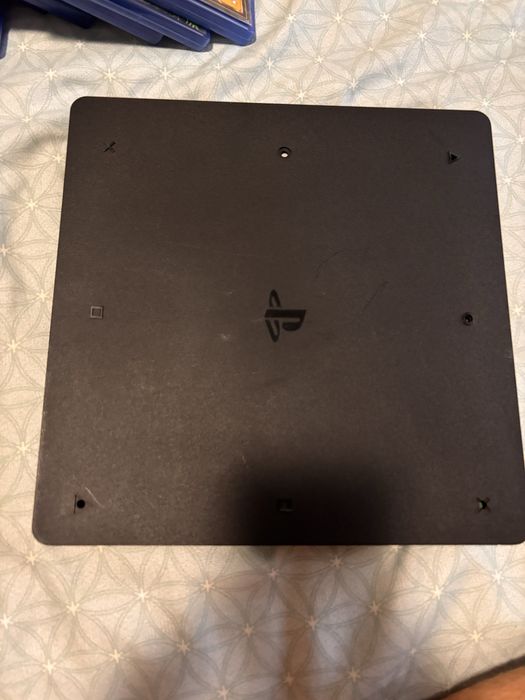 Vând playstation 4