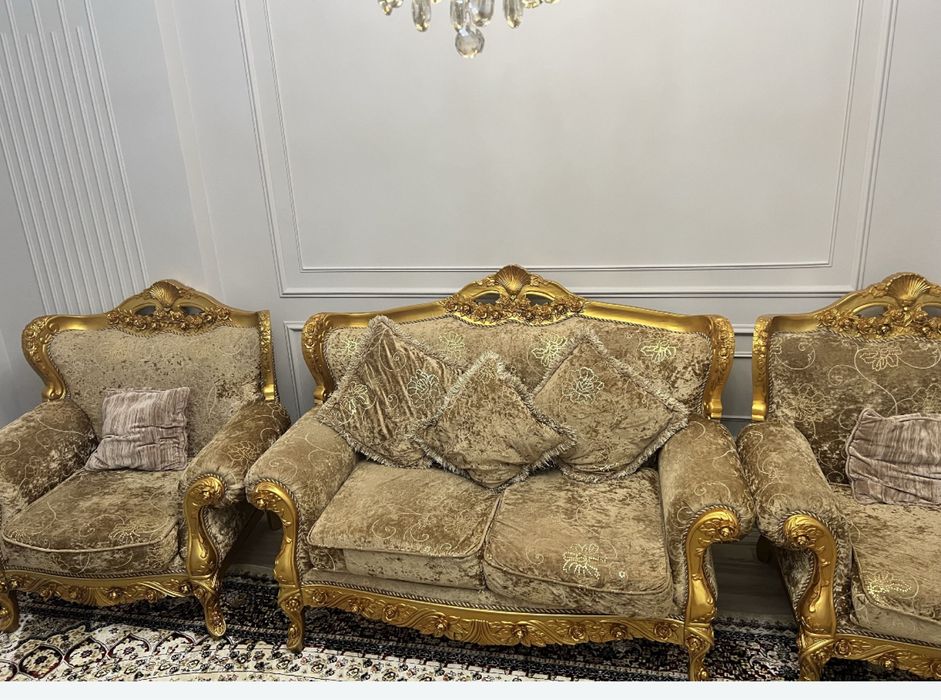 Стол кухонный в хорошем состояний