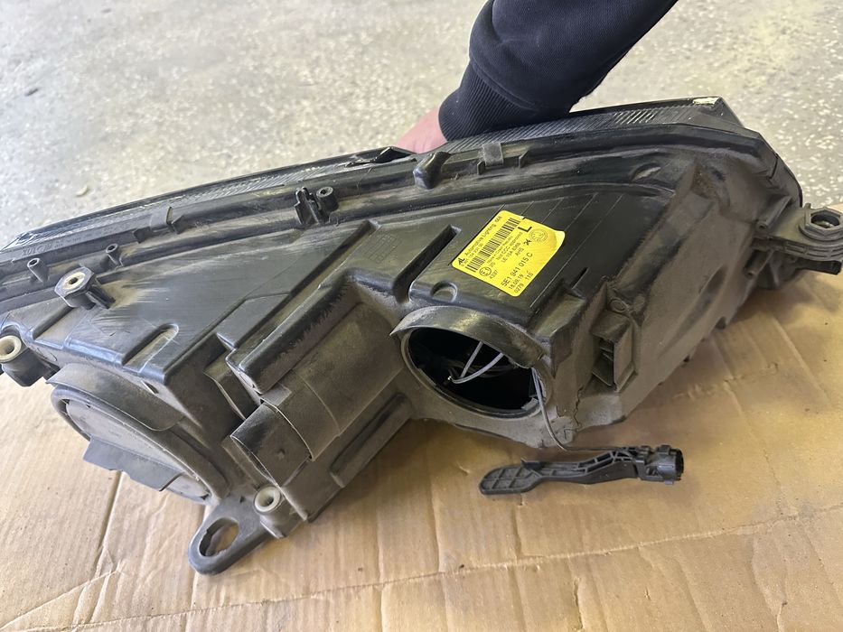 Skoda Octavia ляв фар 17-20г ОЕМ пукнато стъкло