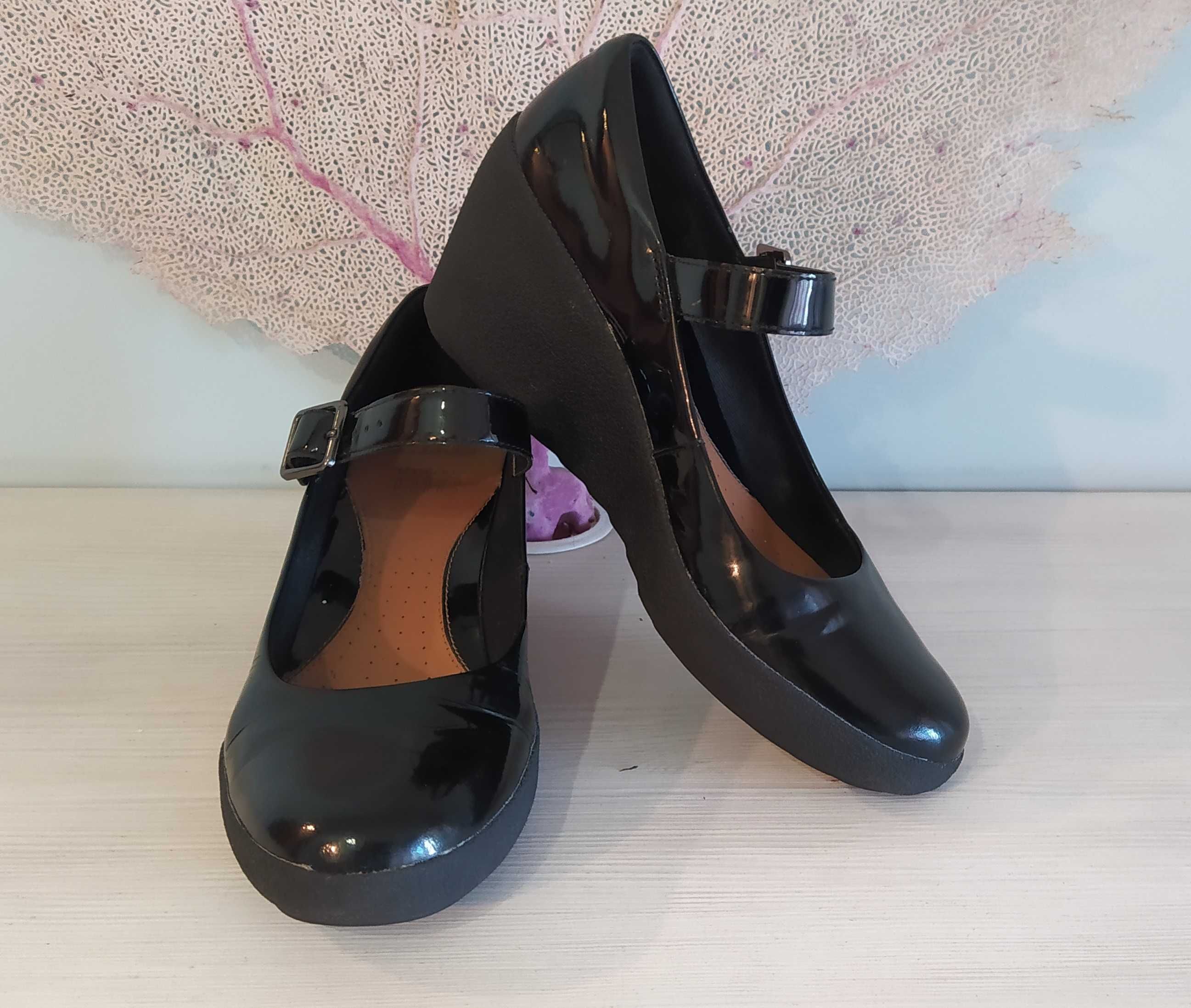 CLARKS черни, лачени – на платформа, № 40