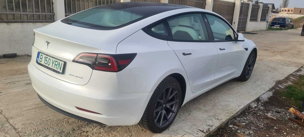 Vand tesla model 3 aug  2022 Long range piele alba