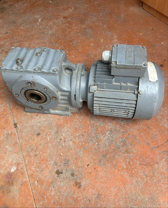 Продам  новый рабочий электро двигатель с редуктором