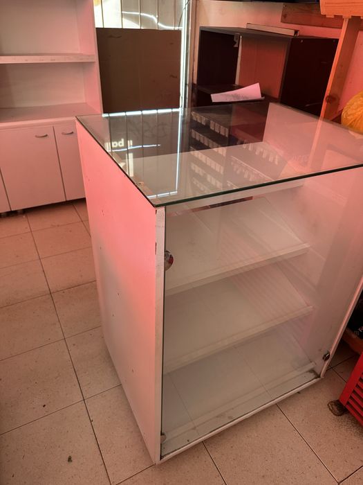 Продавам витрини за магазин