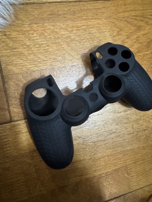 Плайсташан 4 слим с два джойстика и игра и калъв за джойстика