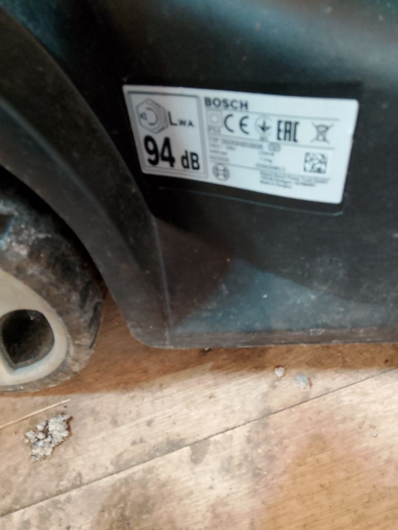Продавам Ел косачка Бош АRM 32
