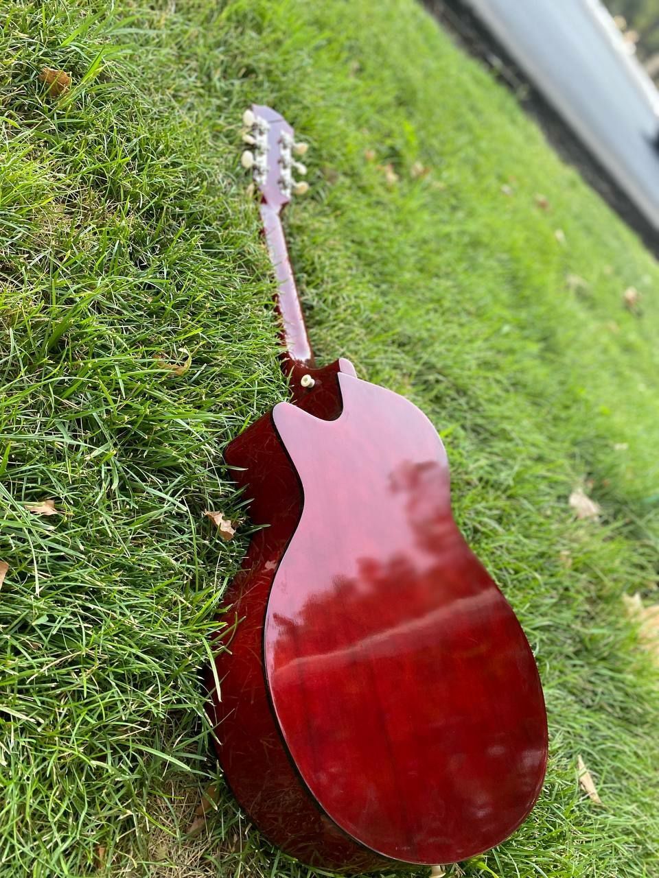 Acutik guitara gitara sotiladi