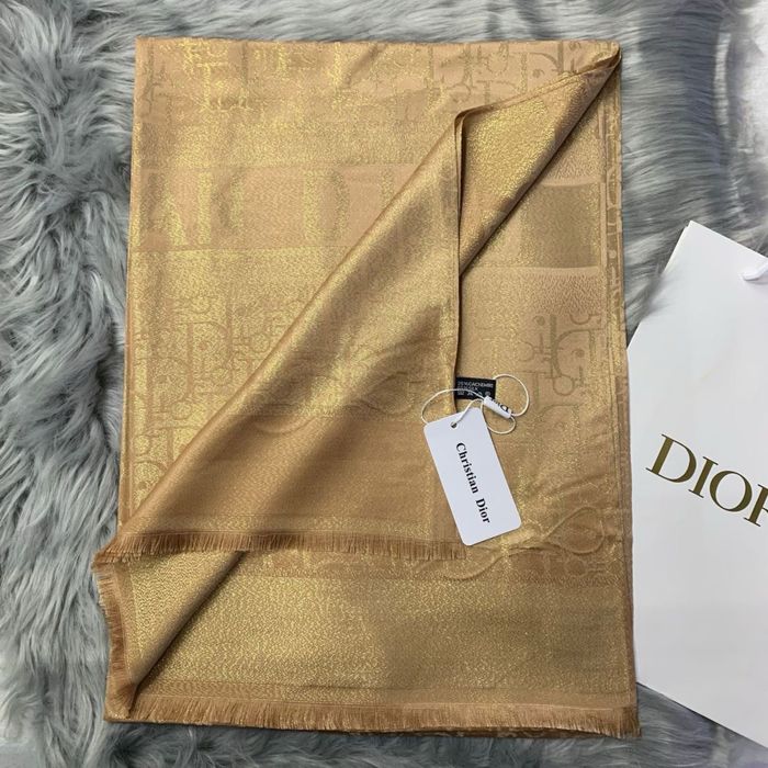 шарф от диор оригинальный в хорошем состоянии