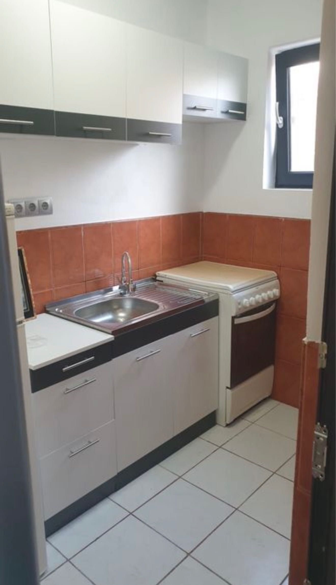 Garsonieră de închiriat – 32 mp + terasă 20 mp, renovată complet