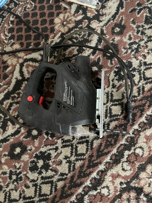 Электролобзик в рабочем состоянии