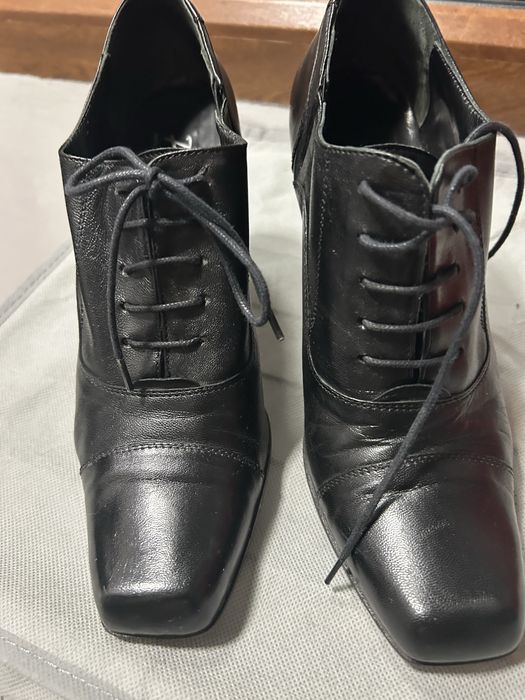 Pantofi din piele cu toc si siret