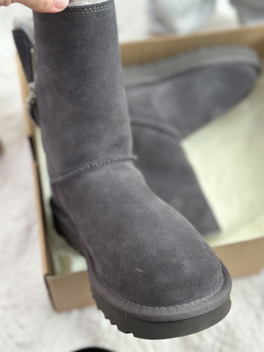 UGG, Класически велурени боти с верижка