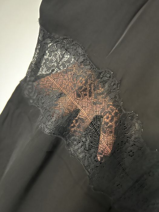 Salopeta neagră cu dantelă de la Zara