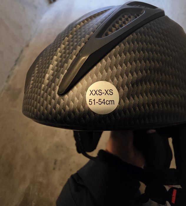 Продаяам детска ски каска Uvex