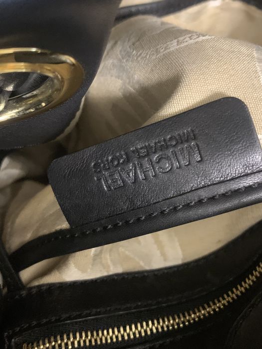 Чантu  Michael  Kors-150лв.Бяла-45лв. Coccinelle-120лв.