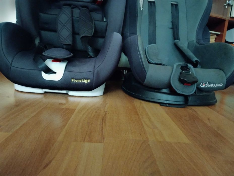 Două scaune de mașină pentru copii