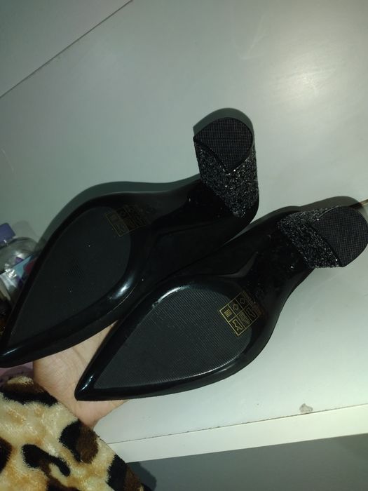 Vând pantofi stiletto