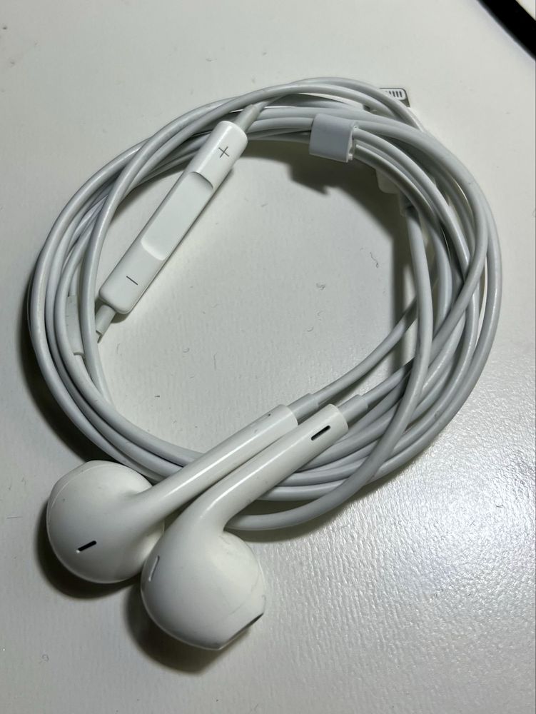 Casti Apple cu fir