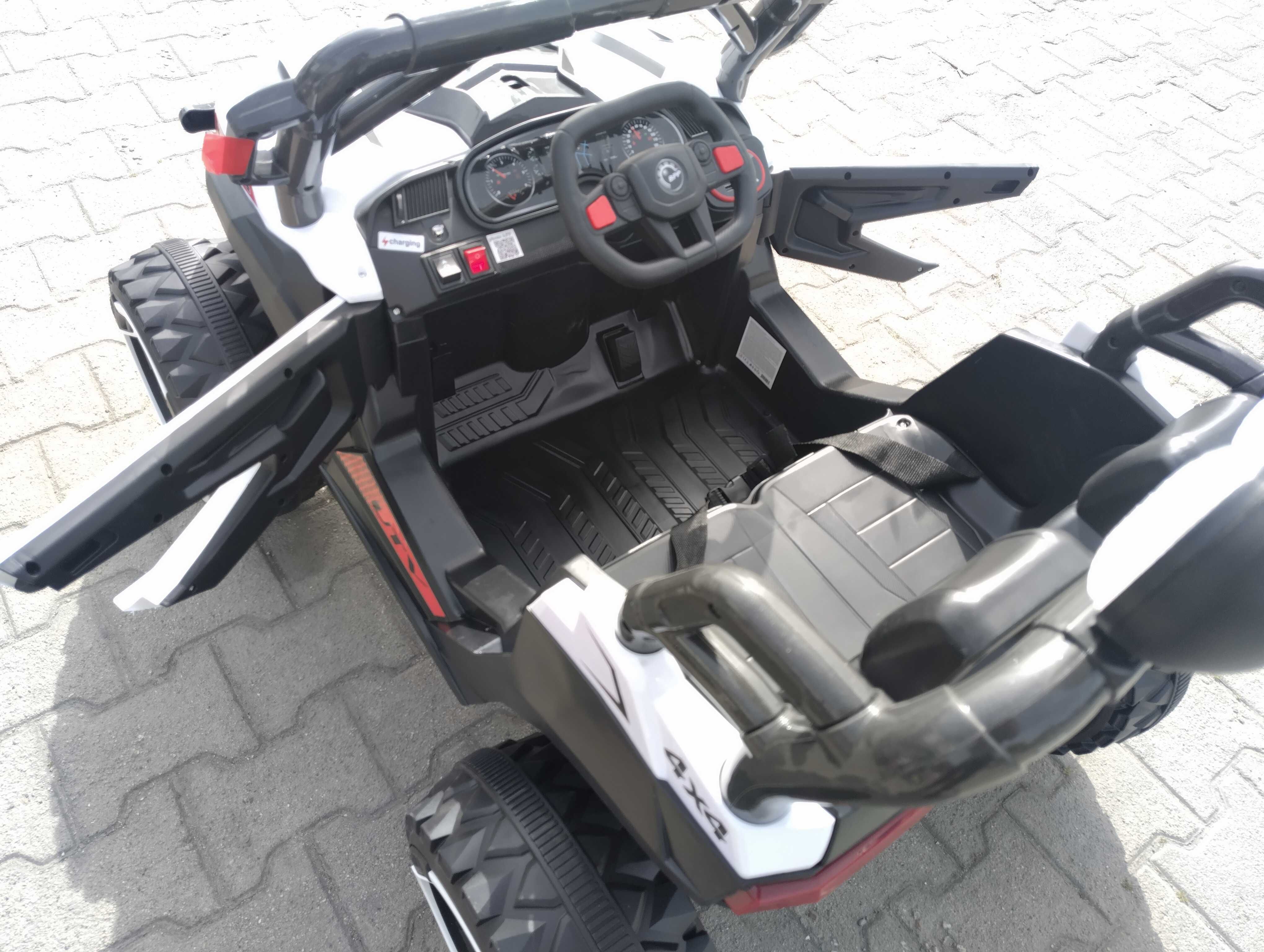 SAFARI двуместен акумулаторен джип JAKARTA 4x4 бял