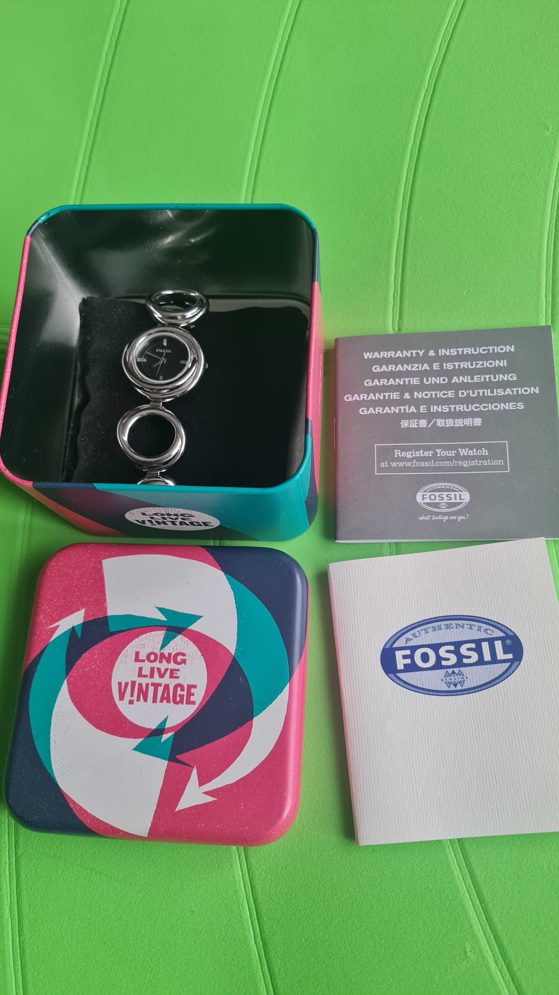 Дамски оригинален часовник Fossil- цвят сребристо