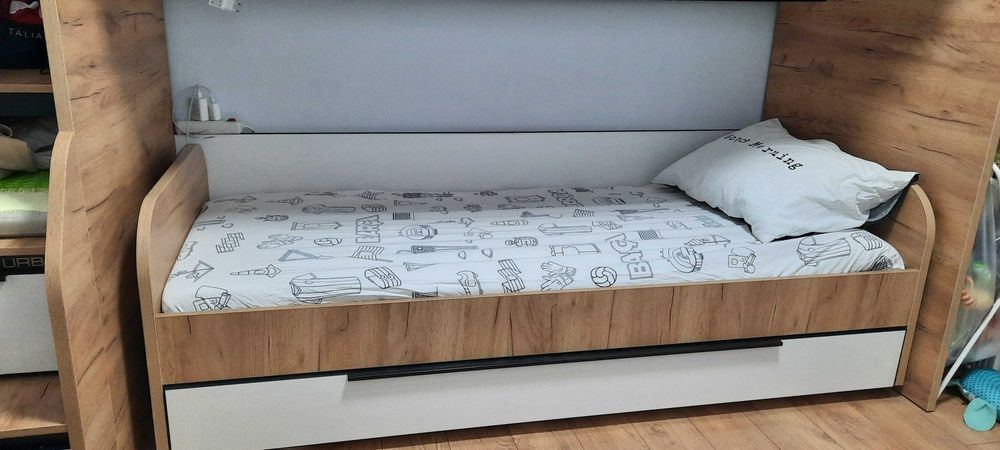 Продается кровать на колесиках с ящиками для одежды