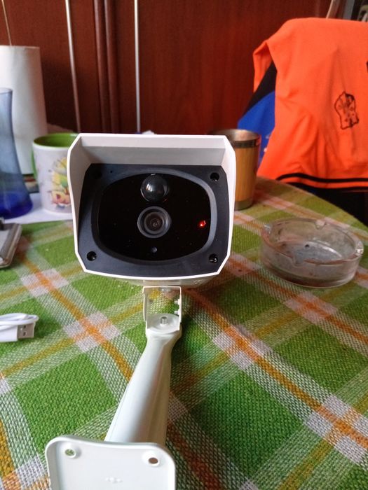 Camera de supraveghere cu panou solar