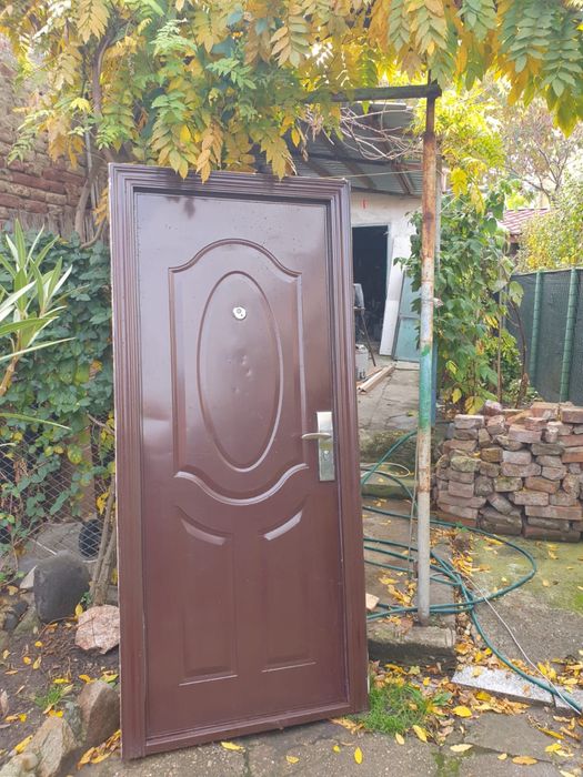 Usa metalica pentru apartament