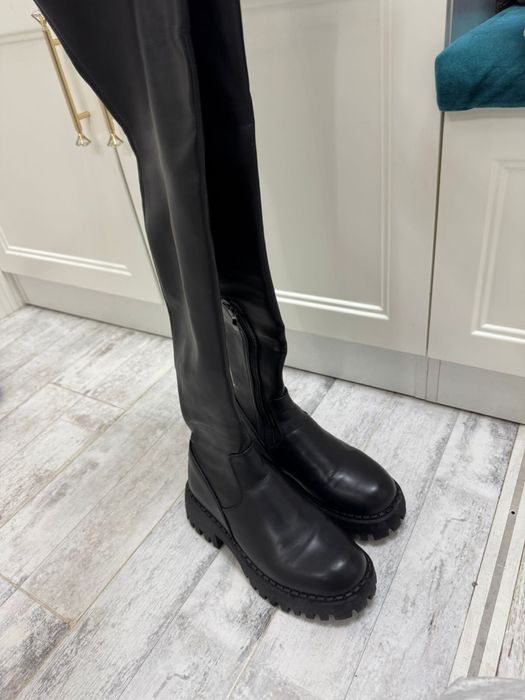 Зимние ботфорты на высокой подошове