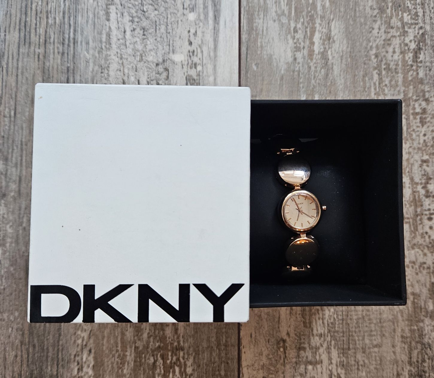 Ceas DKNY, model NY8868, culoare rose-gold