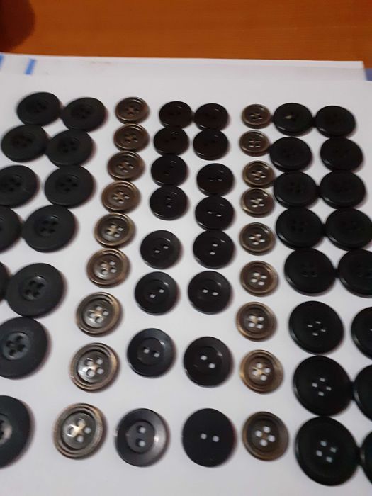 Vand nasturi culoare neagra si argintie