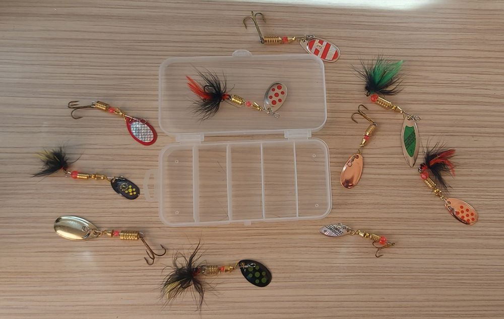 Воблери, блесни,клатушки с кутия за спининг риболов - блесни,воблери