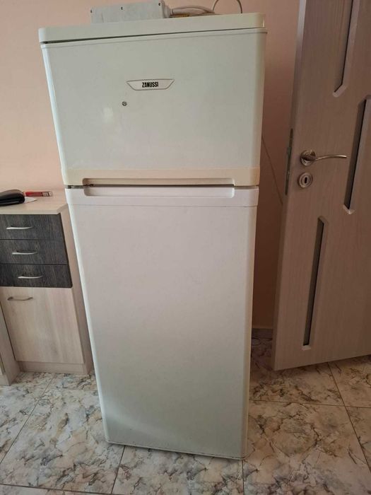 Хладилник ZANUSSI с горна камера, като нов!