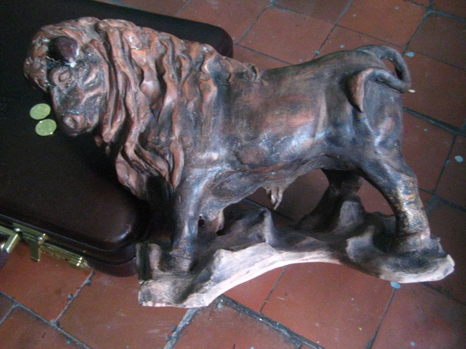 Бык на удачу поднимает деньги рынок  удачу на рога