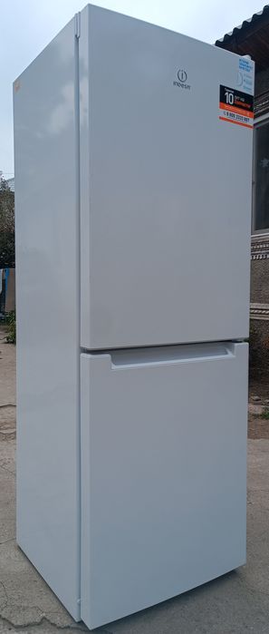 Холодильник indesit в отличном состоянии, почти новый всё работает.