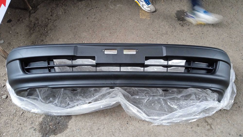 Продаю бампер передний Тойота Карина Е  Carina E