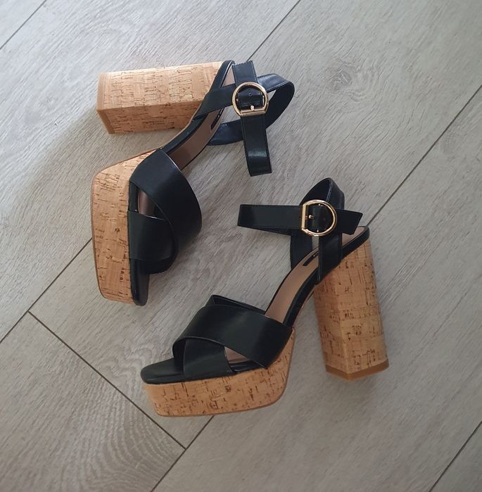 Sandale cu platformă