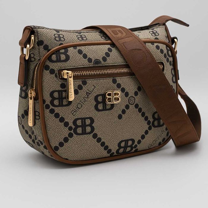 Дамска кросбоди чанта с принт монограм и кафяви акценти