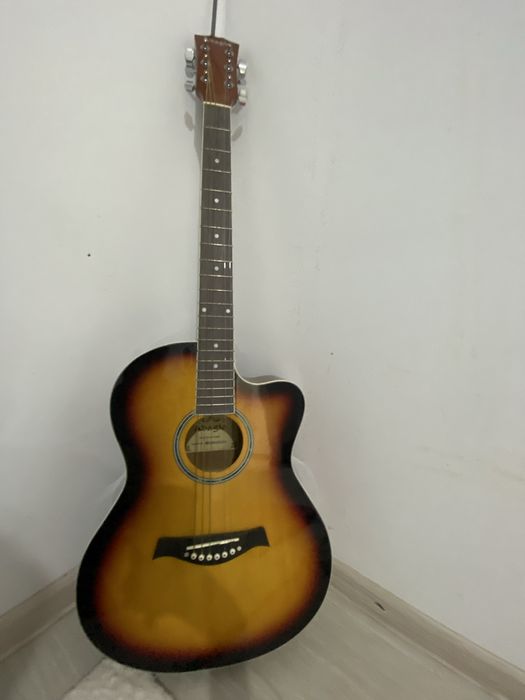 Продается гитара, 1 струны нет.