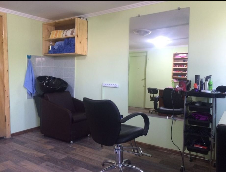 Мойка головы, парикмахерское кресло, помощник