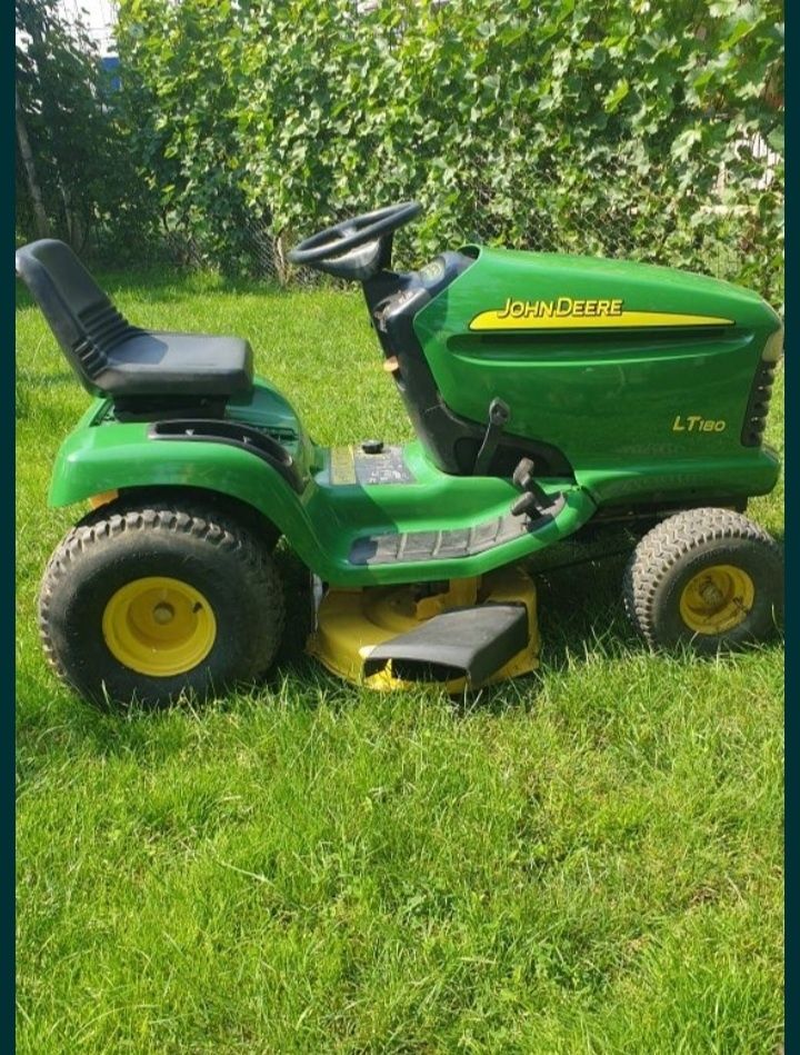 Tractoras tuns gazon John Deere model LT 180