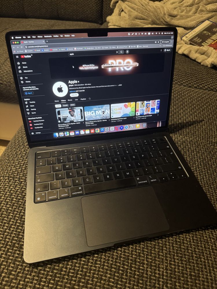 MacBook Air M2 13” 8GB RAM 98% battery