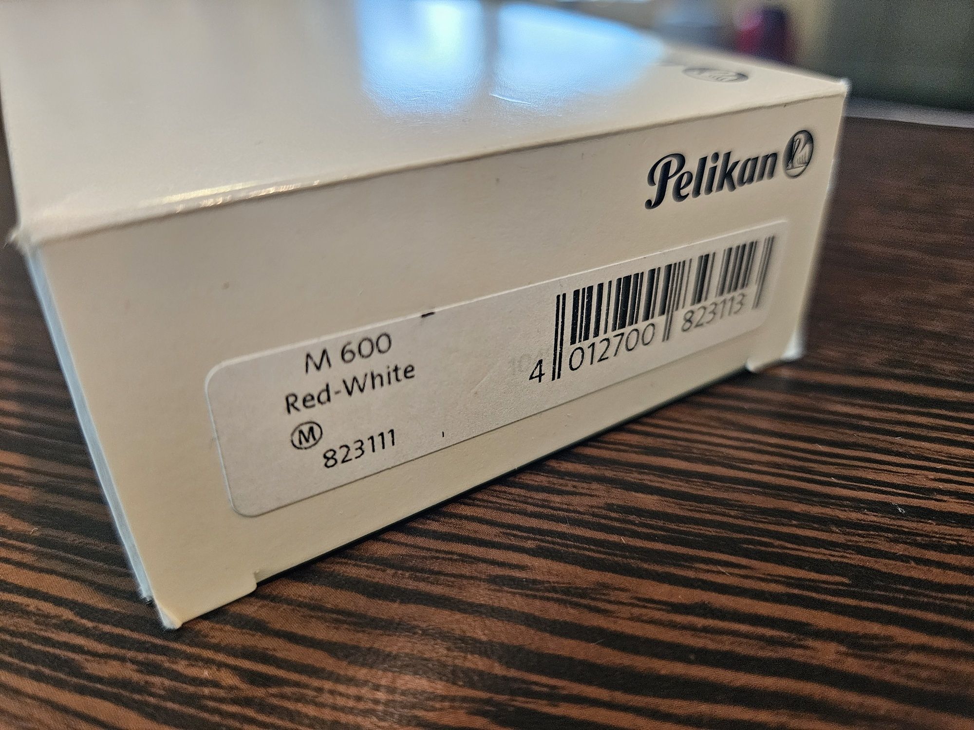 Stilou Souveran M600 Red
White, Pelikan