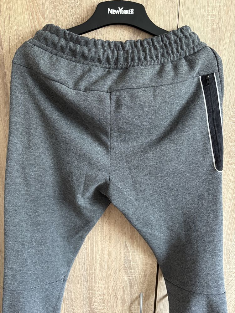 Сиво долнище на Nike