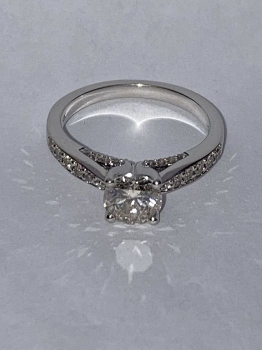 Inel aur alb cu diamant central 0.95ct